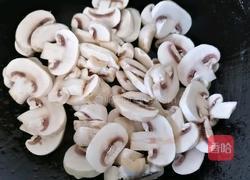 蘑菇炒肉的做法图解6