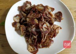 洋葱菜梗炒香肠的做法图解1