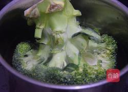 香肠炒西蓝花的做法图解1