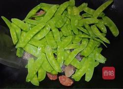 荷兰豆炒腊肠的做法图解4