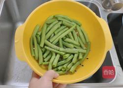 豆角焖卷子的做法图解1