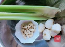 百合大虾炒西芹的做法图解1