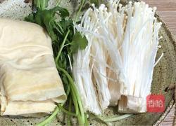 金针菇豆皮卷的做法图解1