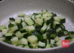 黄瓜拌鸡蛋的做法图解1