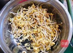 香芹黄豆芽炒肉片的做法图解2