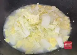 Illustration of how to make rice cake slices with cabbage in clear soup 8