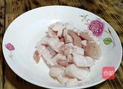 口蘑豆腐炖白菜的做法图解1