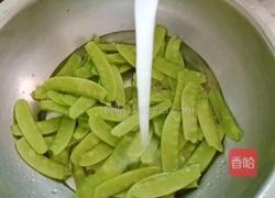 荷兰豆炒腊肠的做法图解4