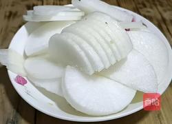 酱油肉炒萝卜片的做法图解2