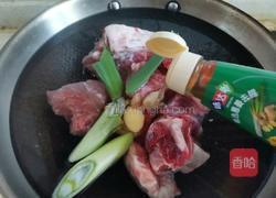 玉米排骨汤的做法图解2