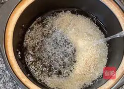 Illustration of how to make grilled sausages and preserved egg porridge 2