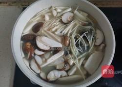 鲫鱼豆腐菌菇汤的做法图解7