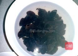 西兰花炒木耳胡萝卜的做法图解2