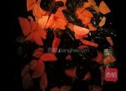 西兰花炒木耳胡萝卜的做法图解5