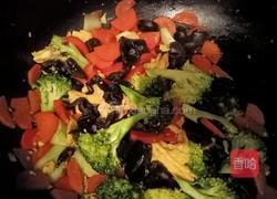 西兰花炒木耳胡萝卜的做法图解6