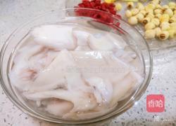 墨鱼莲子煲鸡汤的做法图解3
