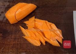 百合炒胡萝卜的做法图解1