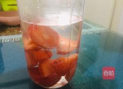 雪碧草莓的做法图解1