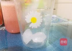 雪碧草莓的做法图解3