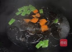 黑木耳炒百合的做法图解3