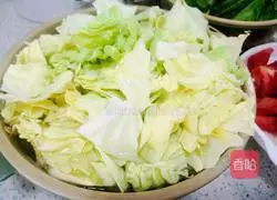 Illustration of how to make hand-shred cabbage 1