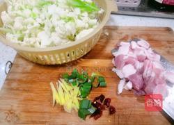 菜花炒肉的做法图解1