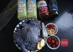 Illustration of how to make coconut black chicken soup without adding a drop of water 1