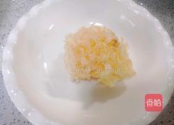 年夜饭甜品水果银耳羹的做法图解2