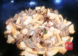 杏鲍菇炒肥肠的做法图解7