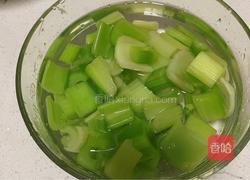 鱿鱼炒西芹的做法图解5