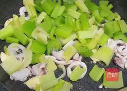 Illustration of how to stir-fry squid with celery 9
