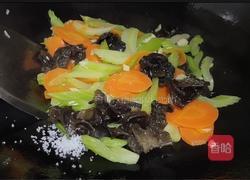 黑木耳炒胡萝卜西芹的做法图解6