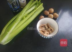 西芹拌桃仁的做法图解1