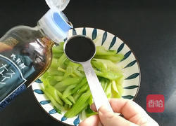 西芹拌桃仁的做法图解8