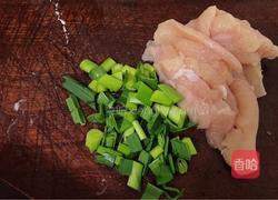 青蒜鸡肉片的做法图解1