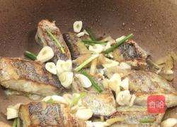 蒜煎带鱼的做法图解9