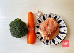 西兰花胡萝卜炒鸡胸肉的做法图解1