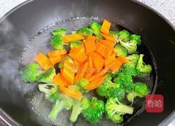 西兰花胡萝卜炒鸡胸肉的做法图解4