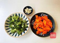 西兰花胡萝卜炒鸡胸肉的做法图解3