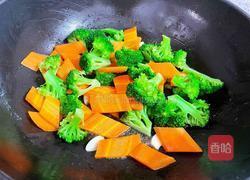 西兰花胡萝卜炒鸡胸肉的做法图解9