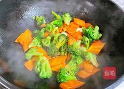 西兰花胡萝卜炒鸡胸肉的做法图解12