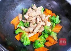 西兰花胡萝卜炒鸡胸肉的做法图解13