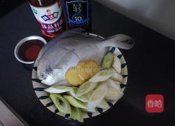不加一滴油的干烧鲳鱼的做法图解1