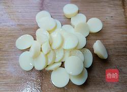 荠菜炒樱玉豆腐的做法图解3