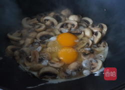 口蘑炒鸡蛋 的做法图解5