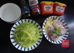  莴笋炖鱼 的做法图解1