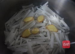 萝卜丝炖鱼的做法图解3