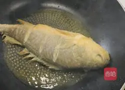 Illustration of braised large yellow croaker 6