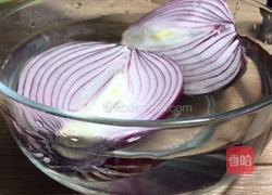 青椒洋葱炒香肠的做法图解2