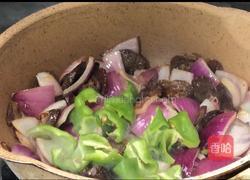 青椒洋葱炒香肠的做法图解6